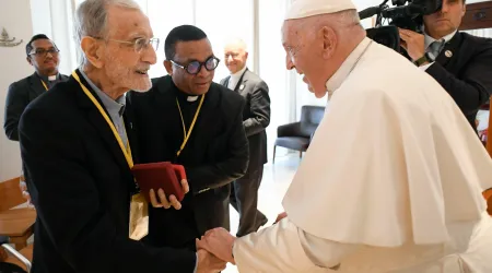 El Papa Francisco saluda al jesuita de 103 años João Felgueiras