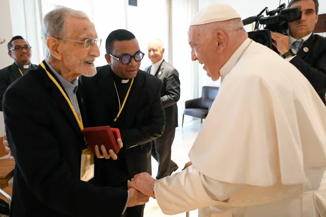 El Papa Francisco saluda al jesuita de 103 años João Felgueiras