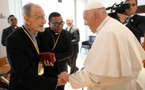 El Papa Francisco saluda al jesuita de 103 años João Felgueiras