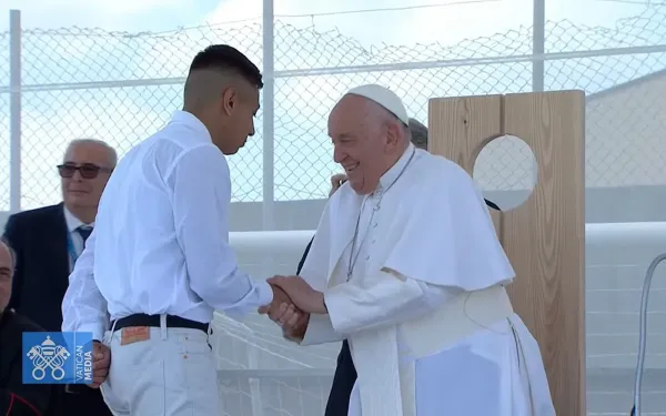 Tente Duarte, uno de los presos de la Cárcel de Montorio en Verona, saluda al Papa Francisco. Crédito: Vatican Media.
