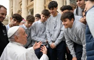 Imagen del Papa Francisco con jóvenes durante una Audiencia General Crédito: Vatican Media