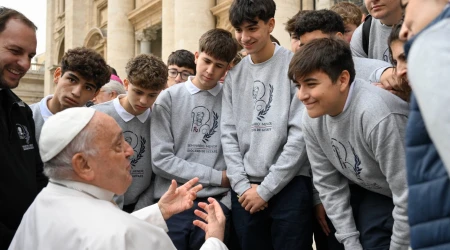 Imagen del Papa Francisco con jóvenes durante una Audiencia General