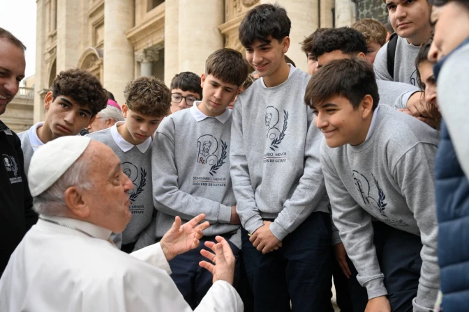 Imagen del Papa Francisco con jóvenes durante una Audiencia General