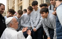 Imagen del Papa Francisco con jóvenes durante una Audiencia General