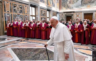 El Papa Francisco con jueces de la Rota Romana este jueves 25 de enero Crédito: Vatican Media