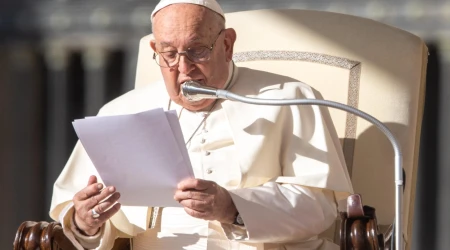 El Papa Francisco lee su catequesis este 30 de octubre