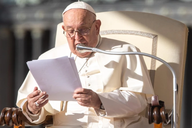 El Papa Francisco lee su catequesis este 30 de octubre