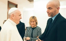 El Papa Francisco y el editor su autobiografía, Carlo Musso, en el Vaticano