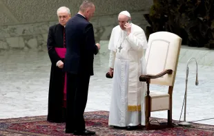 Imagen referencial del Papa Francisco hablando por teléfono Crédito: Daniel Ibáñez/ACI Prensa