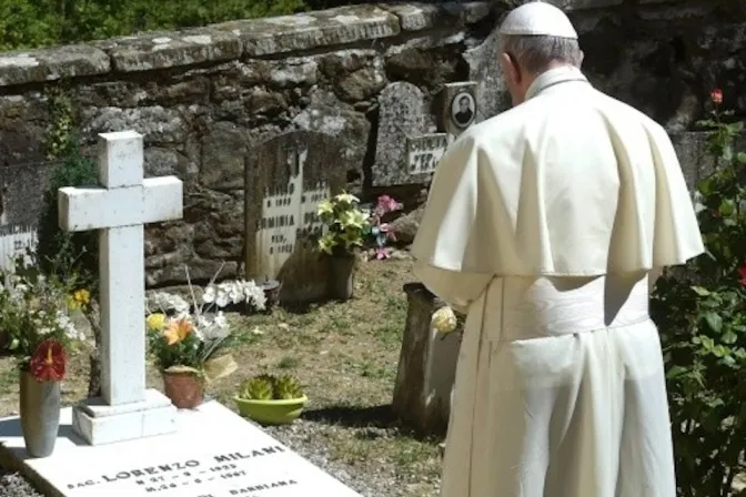 El Papa Francisco ante la tumba de Lorenzo Milani en 2017