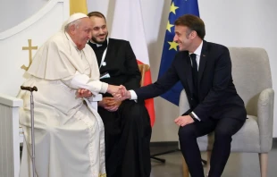 El Papa Francisco y Emmanuel Macron se encuentran en Córcega el 15 de diciembre Crédito: Daniel Ibáñez/EWTN/Vatican Pool