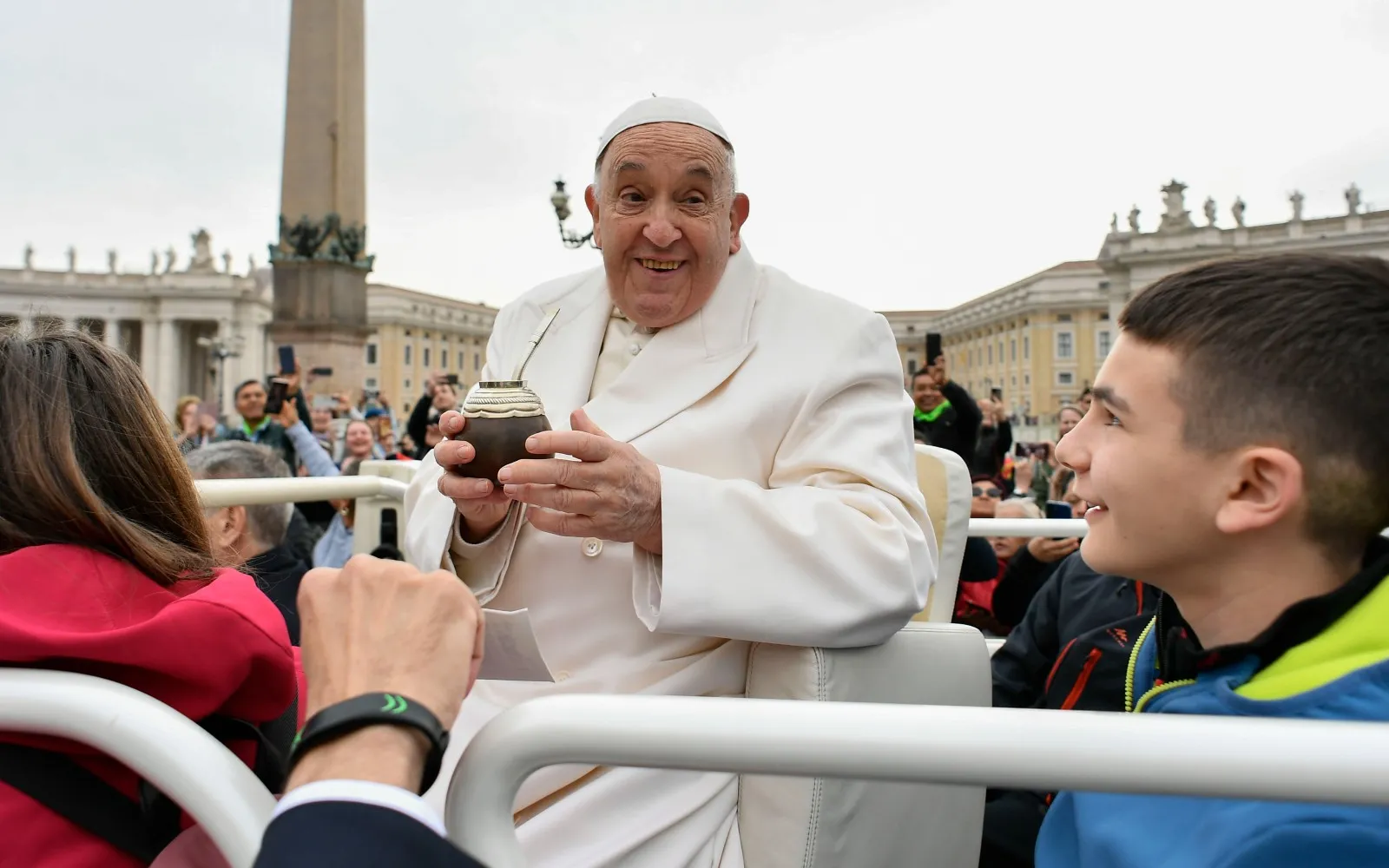 Imagen referencial del Papa Francisco tomando mate ante de una Audiencia General?w=200&h=150