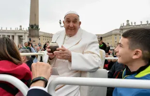 Imagen referencial del Papa Francisco tomando mate ante de una Audiencia General Crédito: Vatican Media