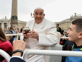 ¿Por qué el Papa Francisco suele pedir oraciones por él “a favor y no en contra”?