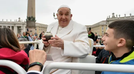 Imagen referencial del Papa Francisco tomando mate ante de una Audiencia General