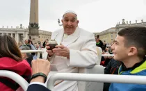 Imagen referencial del Papa Francisco tomando mate ante de una Audiencia General