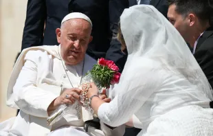 Imagen referencial del Papa Francisco con un matrimonio Crédito: Vatican Media