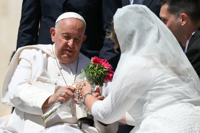 Imagen referencial del Papa Francisco con un matrimonio