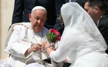 Imagen referencial del Papa Francisco con un matrimonio