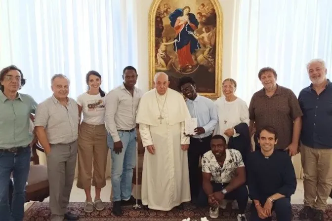 El Papa Francisco recibe a grupo de migrantes en el Vaticano