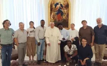 El Papa Francisco recibe a grupo de migrantes en el Vaticano