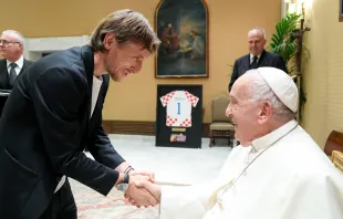 El futbolista Luka Modrić saluda al Papa Francisco Crédito:Vatican Media