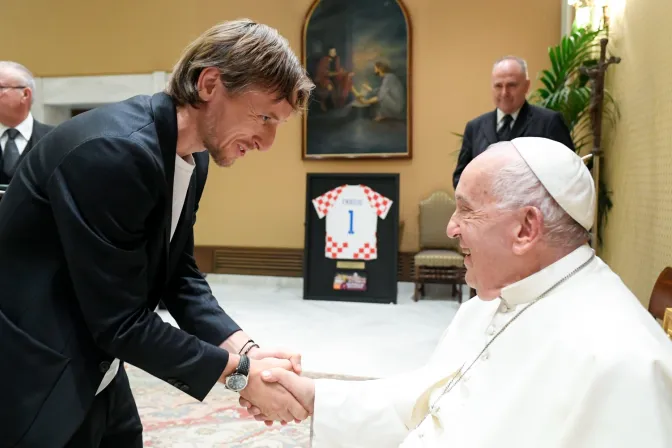 El futbolista Luka Modrić saluda al Papa Francisco