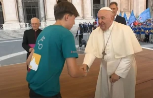 El Papa saludando a algunos monaguillos que peregrinaron a Roma. Crédito: EWTN.