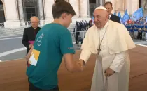 El Papa saludando a algunos monaguillos que peregrinaron a Roma.