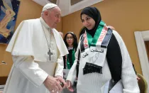 El Papa Francisco con mujer palestina en la audiencia privada de este 22 de noviembre