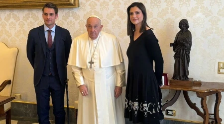 El Papa Francisco junto a Olivia Muriel y su marido en el Vaticano