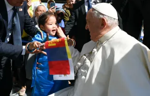El Papa Francisco saluda a una niña en Mongolia. Crédito: Vatican Media