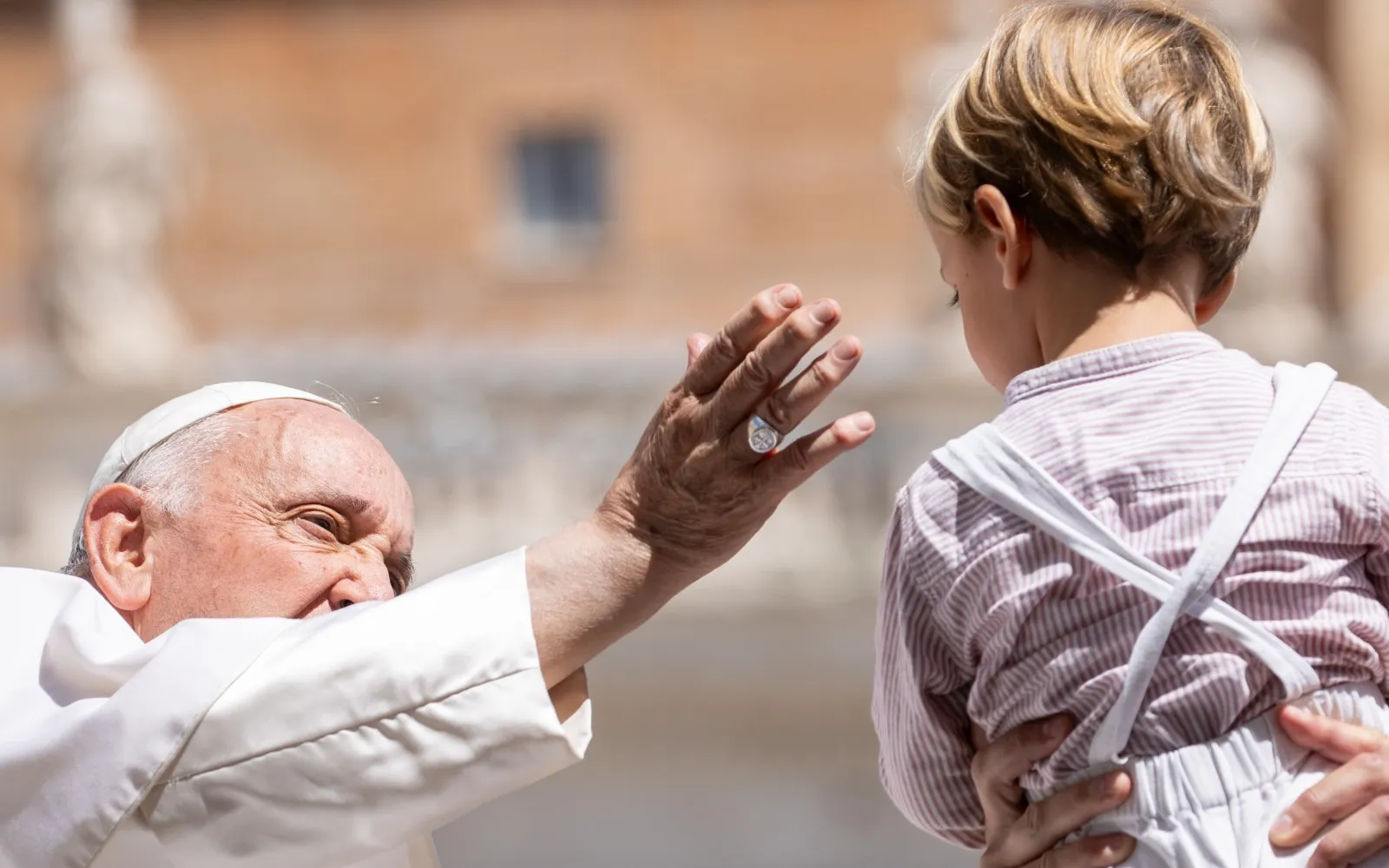 Imagen referencial del Papa Francisco saludando a un niño durante una Audiencia General?w=200&h=150