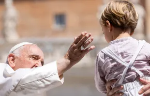 Imagen referencial del Papa Francisco saludando a un niño durante una Audiencia General Crédito: Daniel Ibáñez/ EWTN News