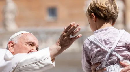 Imagen referencial del Papa Francisco saludando a un niño durante una Audiencia General