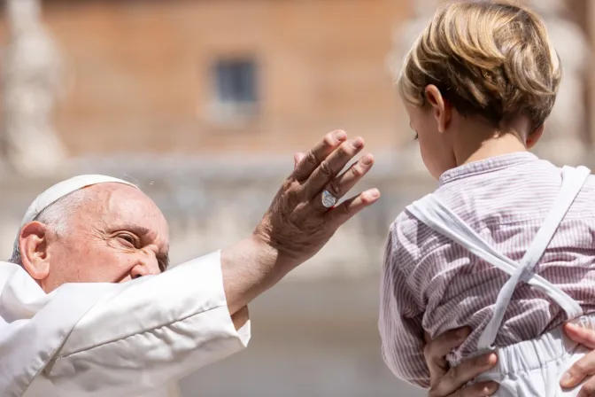Imagen referencial del Papa Francisco saludando a un niño durante una Audiencia General