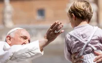 Imagen referencial del Papa Francisco saludando a un niño durante una Audiencia General