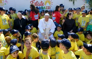 El Papa Francisco junto a los niños en el campamento de verano del Vaticano Crédito: Vatican Media