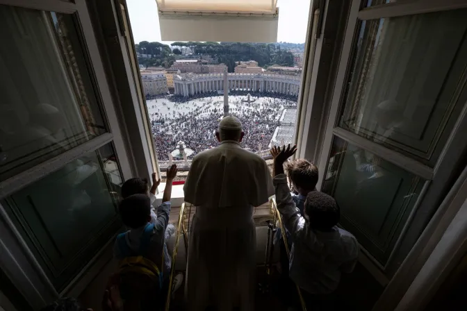 El Papa Francisco junto a un grupo de niños durante el Ángelus