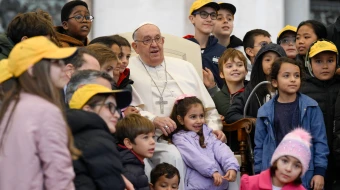 El Papa Francisco saluda a un grupo de niños esta mañana durante la Audiencia General