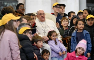 El Papa Francisco saluda a un grupo de niños esta mañana durante la Audiencia General Crédito: Vatican Media