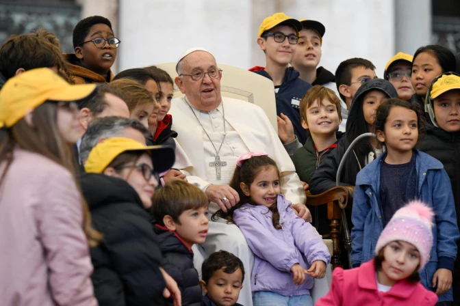 El Papa Francisco saluda a un grupo de niños esta mañana durante la Audiencia General