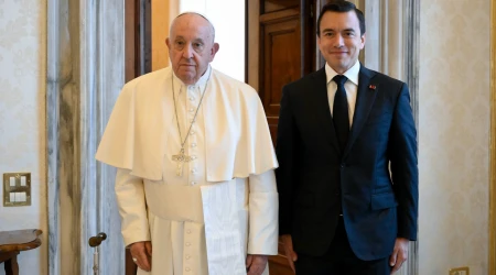 Imagen del Papa Francisco con el presidente de Ecuador este 13 de mayo