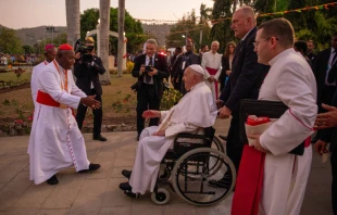 El Papa Francisco al llegar al encuentro con obispos y sacerdotes este 7 de septiembre Crédito: Daniel Ibáñez/ EWTN News