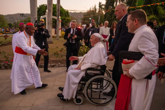 El Papa Francisco al llegar al encuentro con obispos y sacerdotes este 7 de septiembre