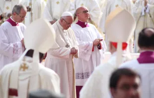 El Papa Francisco ora en presencia de algunos obispos. Crédito: Cathopic
