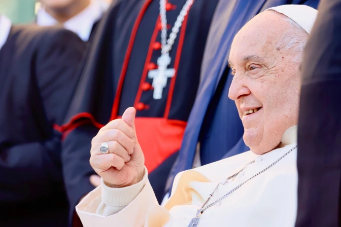 El Papa Francisco antes de su llegada al encuentro con sacerdotes y religiosos en Córcega