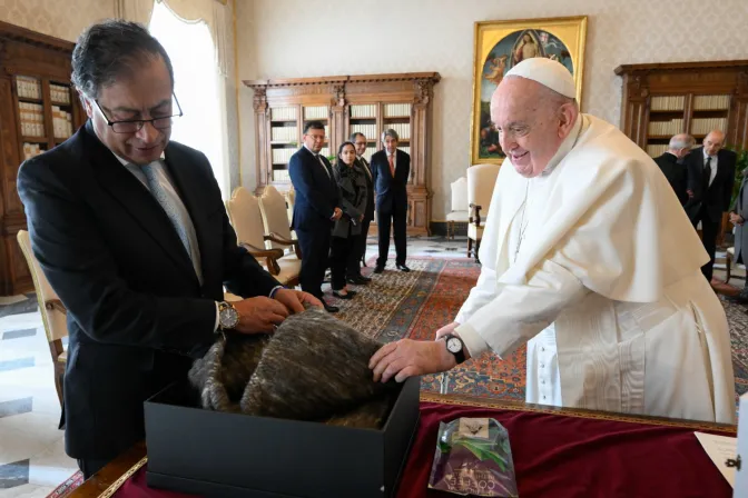 El presidente de Colombia regala un poncho colombiano al Papa Francisco