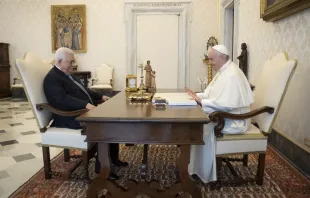 Imagen referencial del encuentro entre el Papa Francisco y Mahmud Abbas en 2021 Crédito: Vatican Media