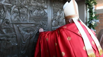 El Papa Francisco abre la Puerta Santa en la cárcel de Rebibbia